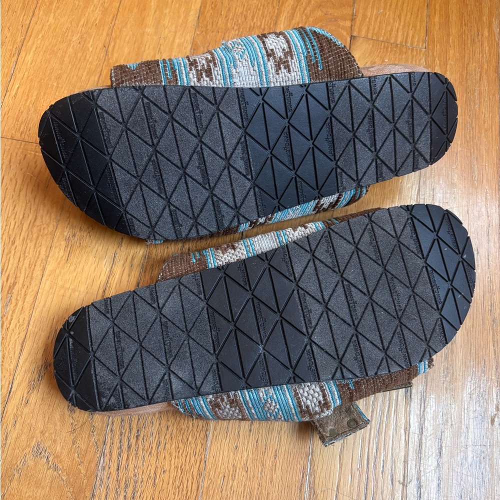 Minnetonka Contour Sandals - Picture 3 of 6